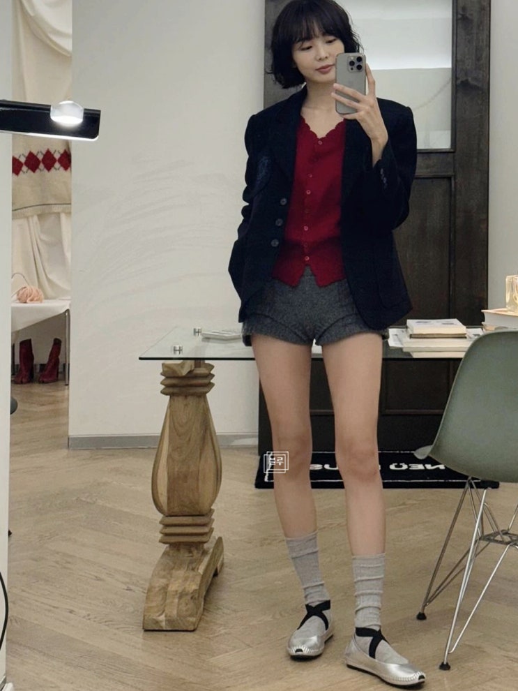 <b>다리미</b> 패밀리 <b>금새록</b> 매력적인 사복 패션 자켓 신발 브랜드는?