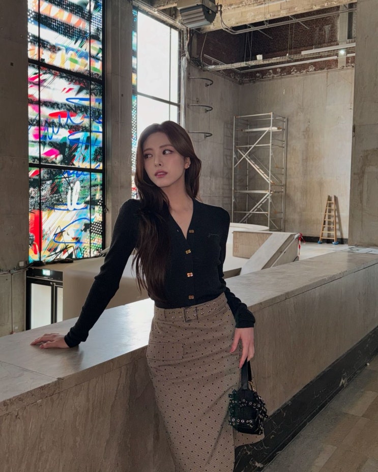  우아한 20대 가을 패션 있지 유나 인스타그램 코디, Ganni 가니 스파클 가디건 추천!