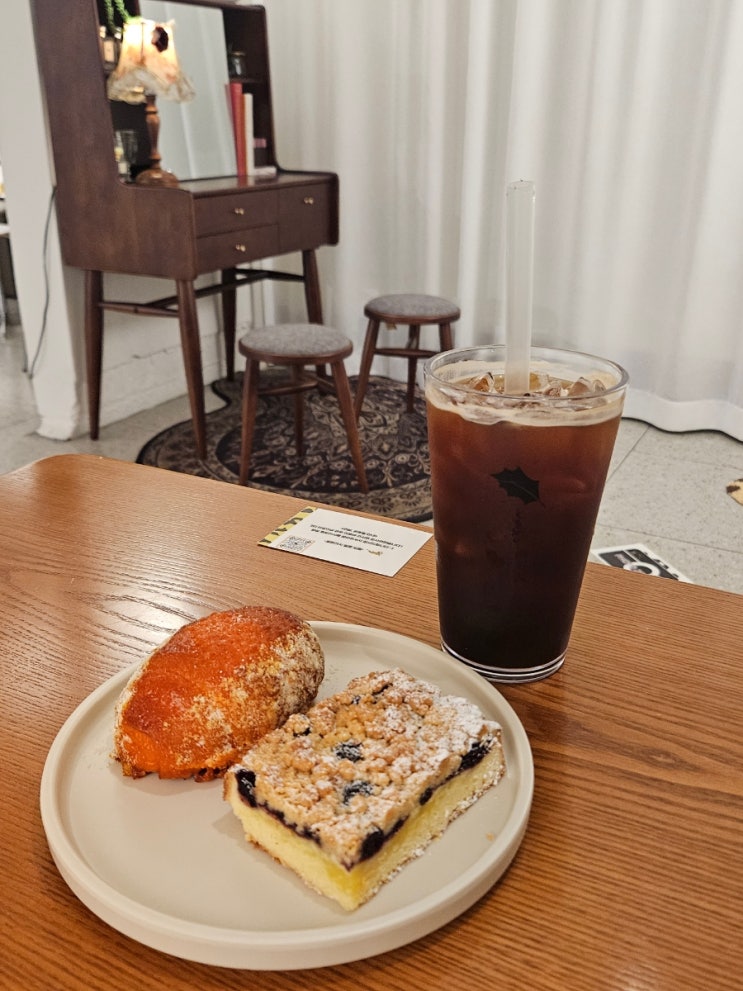  신논현 150평 대형카페 호랑가시 황치즈소금빵 맛있었어요