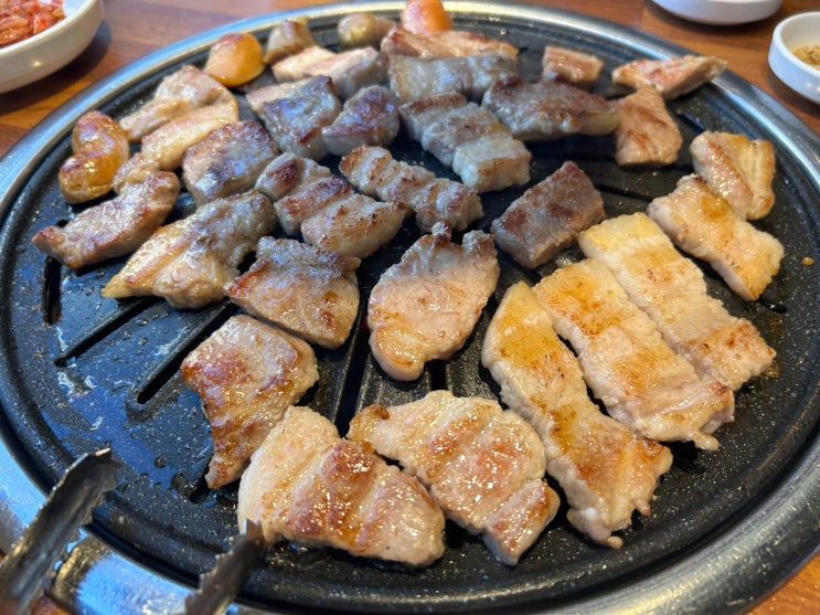  다양한 쌈채소를 즐길 수 있는 화정역 무한리필 고기맛집 <고기싸롱 일산화정역점>