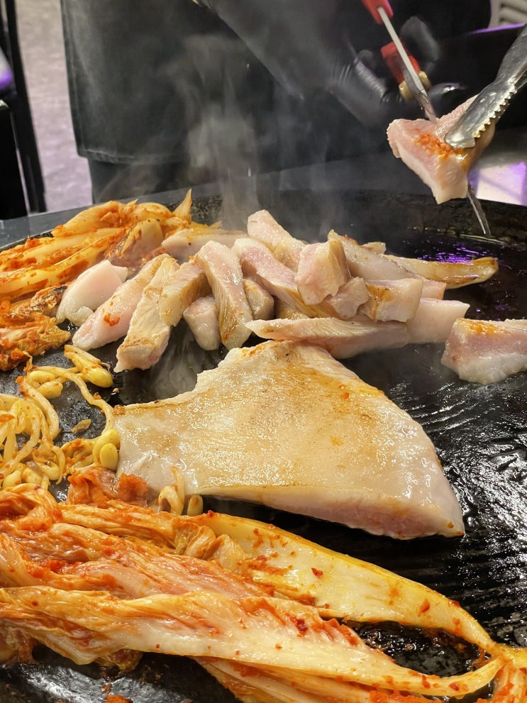  동두천솥뚜껑삼겹살 이수역점 | 김치 맛쳤다..!