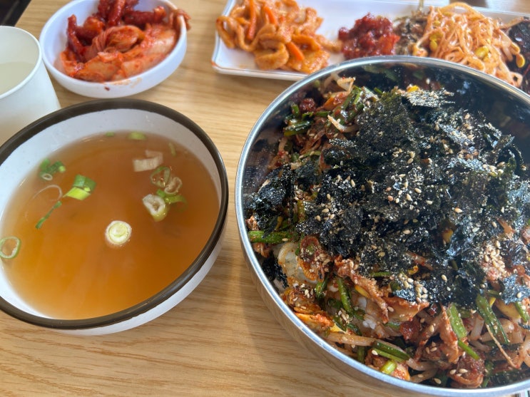  혼밥으로 8첩 밥상을 즐기는 안암오거리 맛집<오성식당>(꼬막비빔밥)