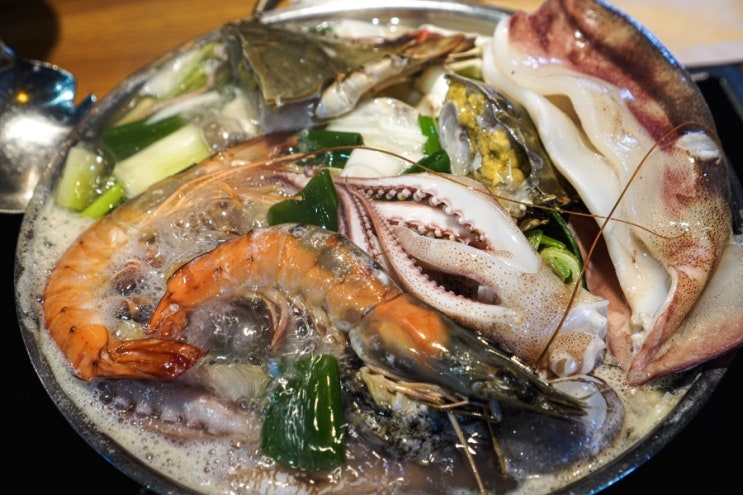  북한강 칼국수 맛집 곰아줌칼국수 신선하고 푸짐한 해산물이 가득