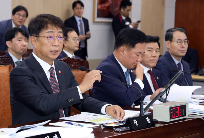 국정감사에서 <b>박상우 국토교통부 장관</b> 질답