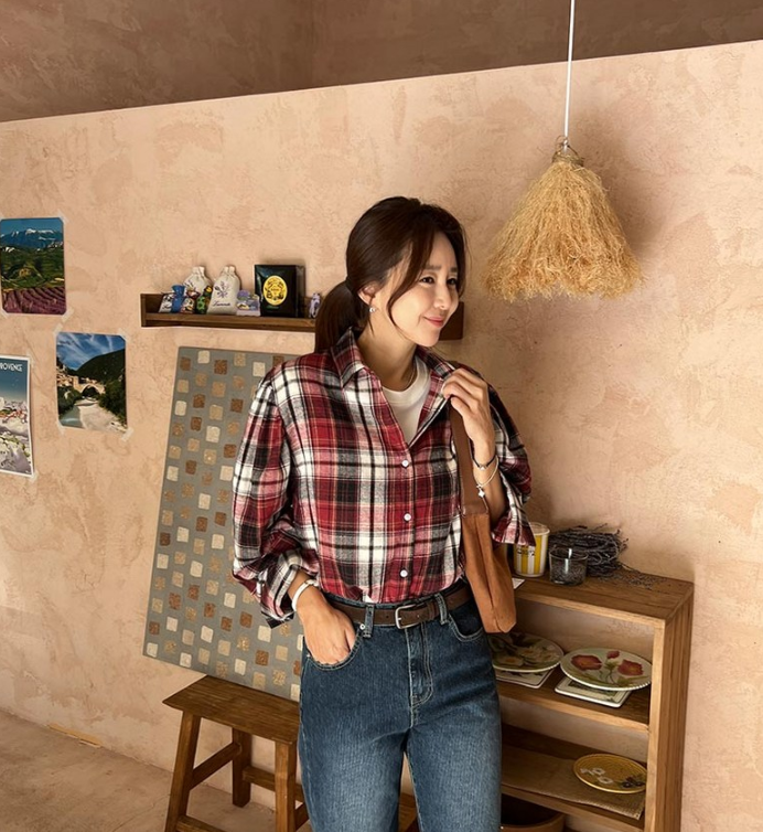  30대 여성 가을 비즈니스캐주얼 출근룩으로 인기만점 깅엄 체크 무늬의 여자 셔츠 남방 코디 추천