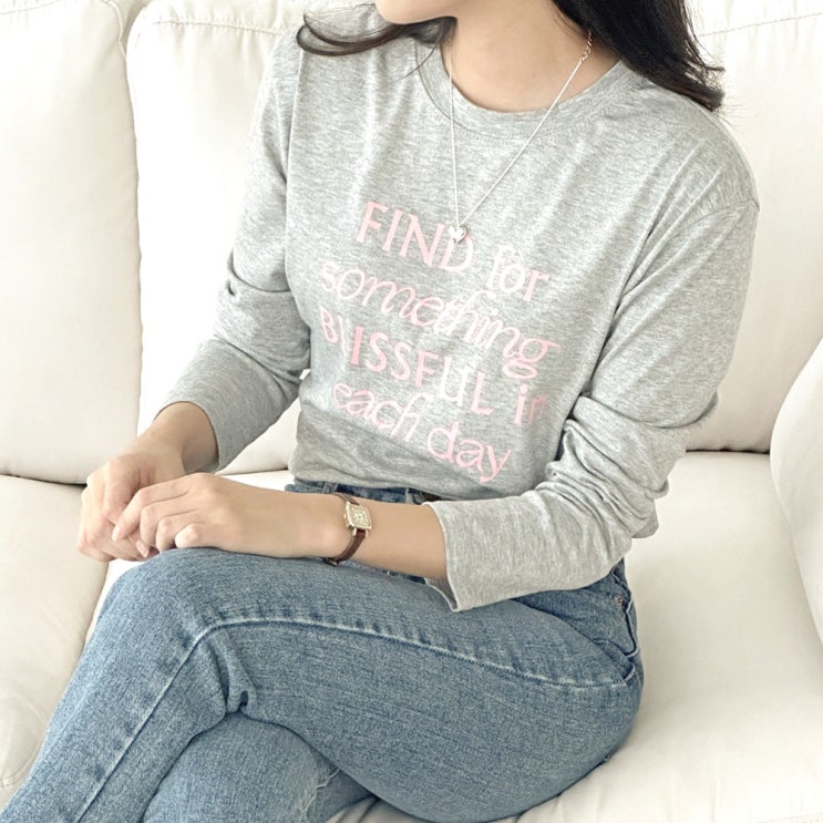  가을 필수템! 라운드넥 긴팔 여자 티셔츠로 완성하는 레이어드 데일리룩 코디 팁