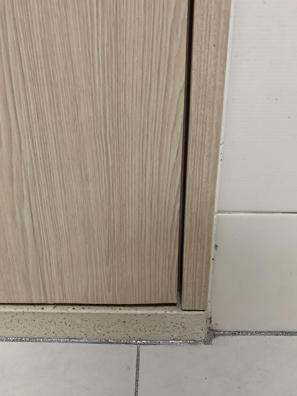 물먹은화장실문수리 들뜬시트지복구