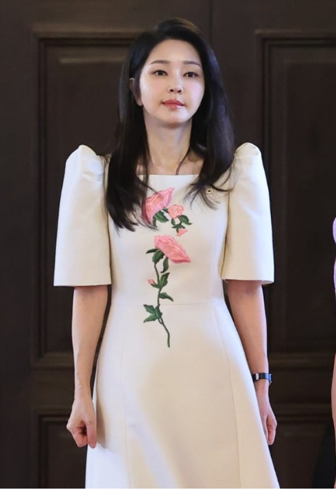 필리핀 전통 복장 마련해간... <b>마르코스 필리핀 대통령</b> 부부... 