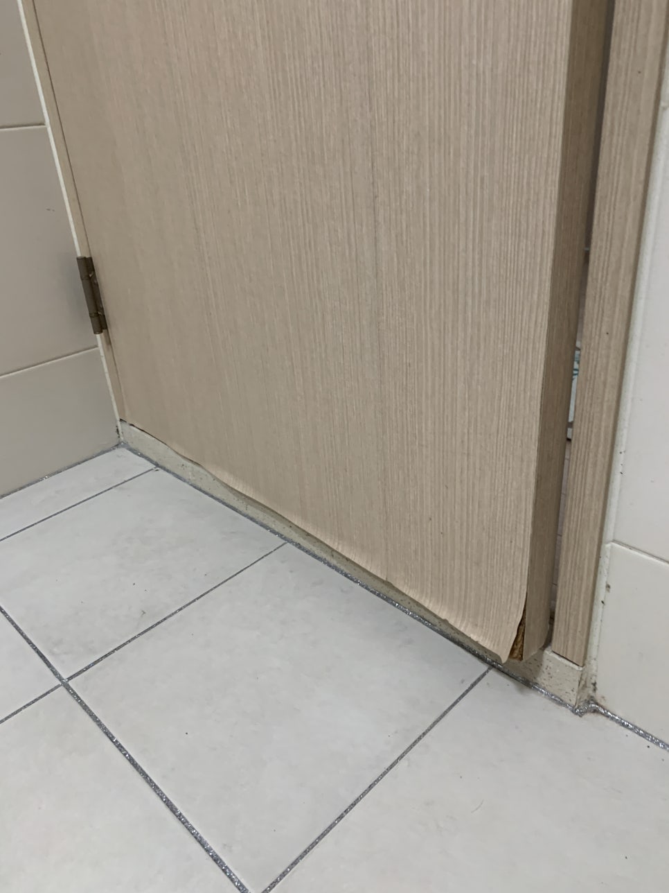 물먹은화장실문수리 들뜬시트지복구