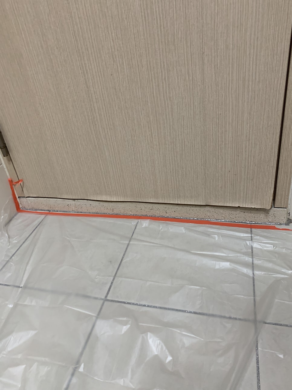 물먹은화장실문수리 들뜬시트지복구