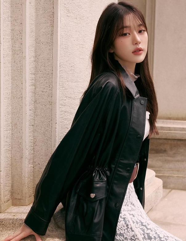  17도까지 떨어진 날씨의 여성 옷차림으로 함께 하면 좋을 로라로라 비건 레더 가죽 여자 자켓 코디 추천 w. 장원영