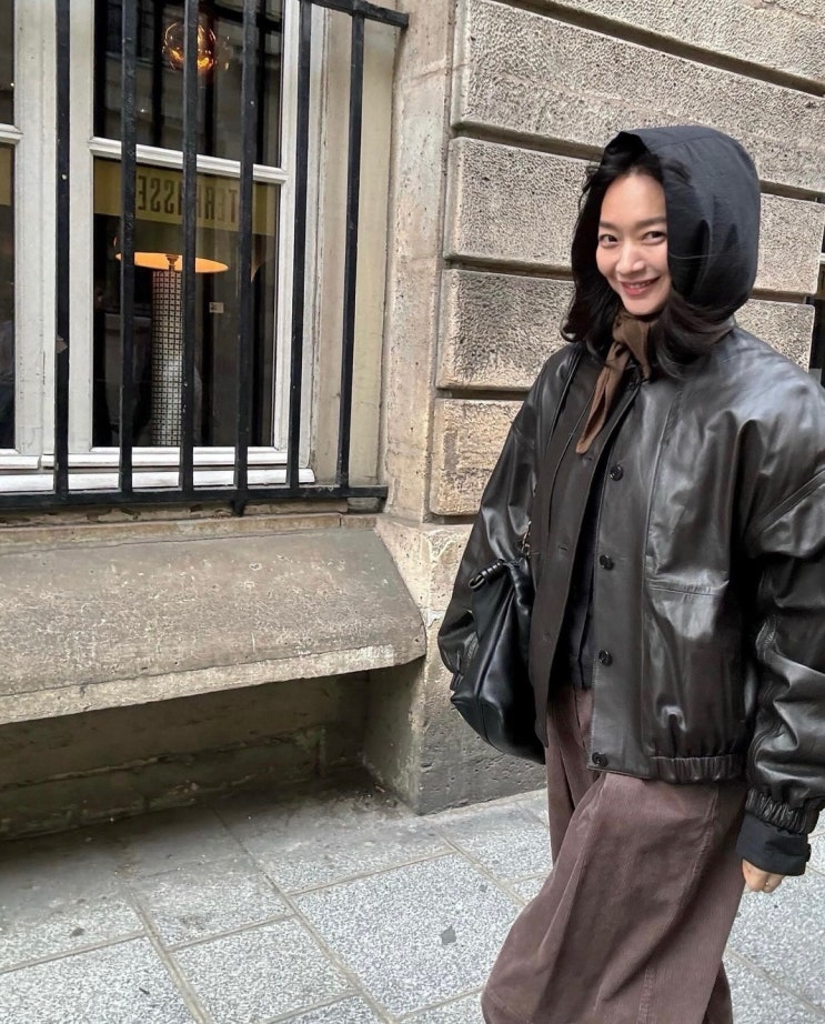  신민아 미니멀 드뮤어룩 인스타그램 사복 패션 르메르 스탠드 칼라 가죽 블루종 추천!