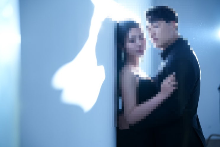  오후 햇살 스튜디오 복도 조명 샷