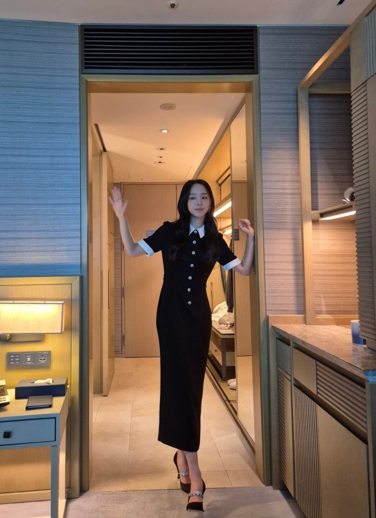  신혜선 인스타그램 패션 코디 셀프포트레이트 블랙 원피스 추천!