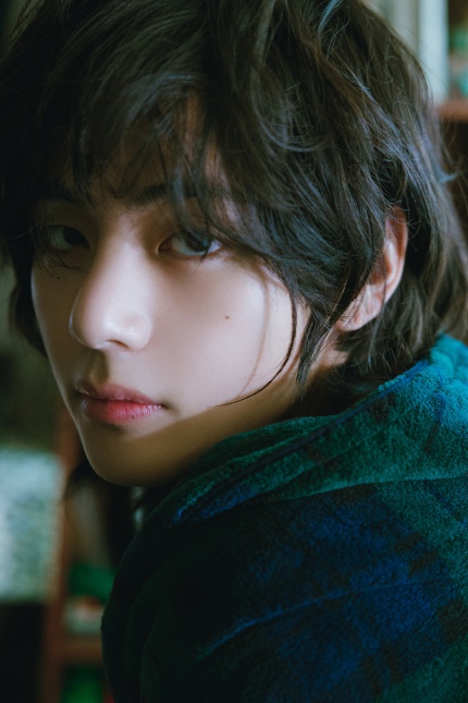 뷔 'Layover', <b>일본 레코드협회</b> 골드 디스크 '<b>플래티넘</b>' <b>인증</b>... 