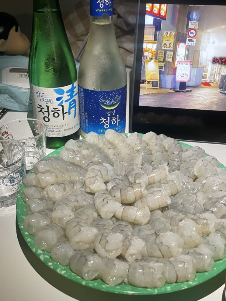  새우 까주는 건 사랑 어쩌구 ...