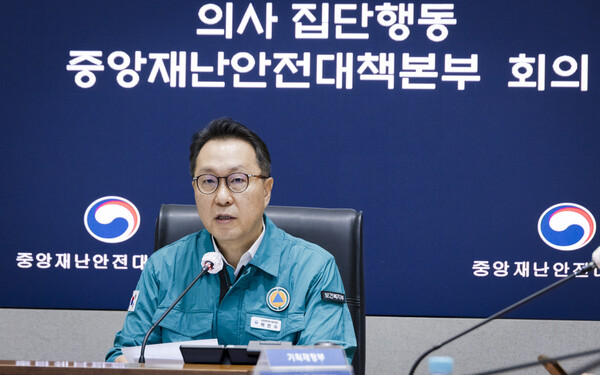 복지부·<b>대통령실 의대</b>증원 '엇박자'..."의료계와 대화" vs... 