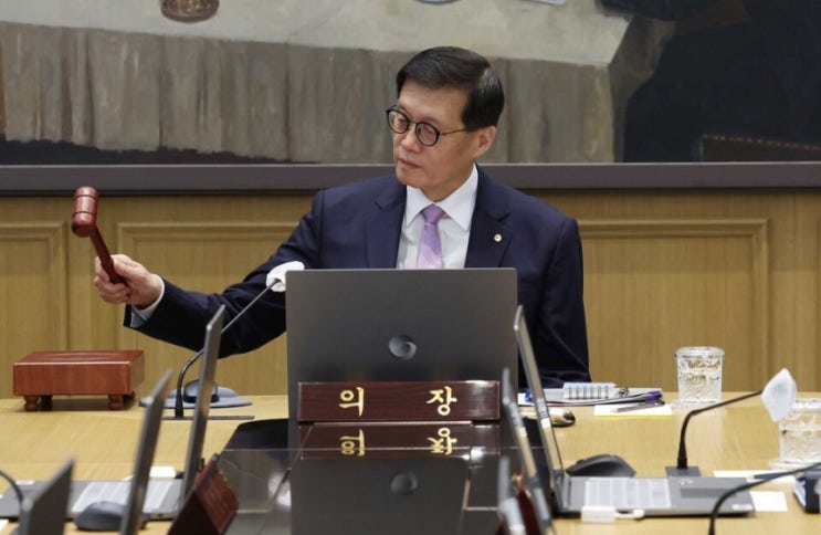 "기준금리 0.25%포인트 인하로 年이자 6조 감소" "기준금리 0.25%포인트 인하로 年이자 6조 감소"