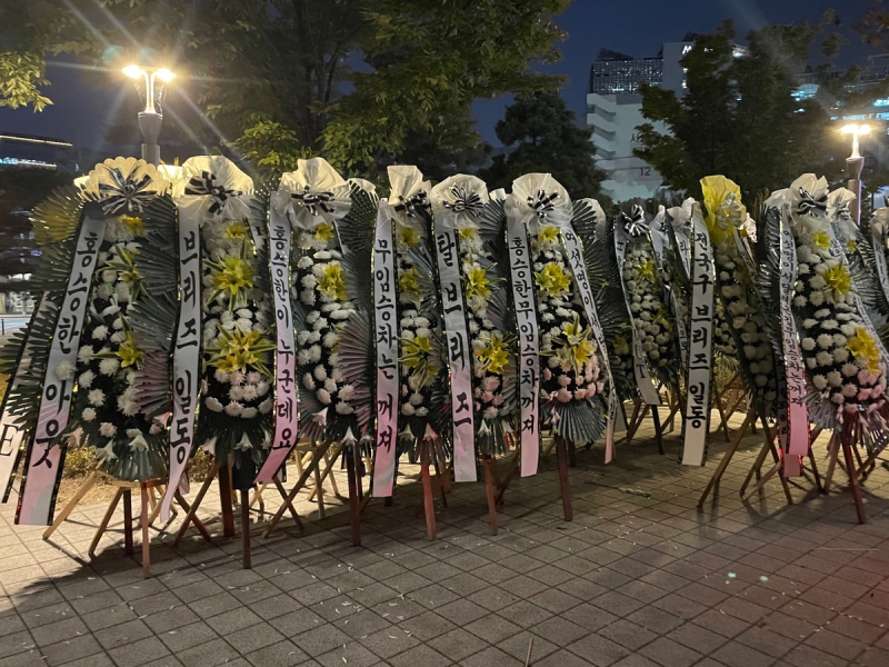 500 Wreaths Arrive at SM Today Following News of RIIZE Seunghan's November Return!