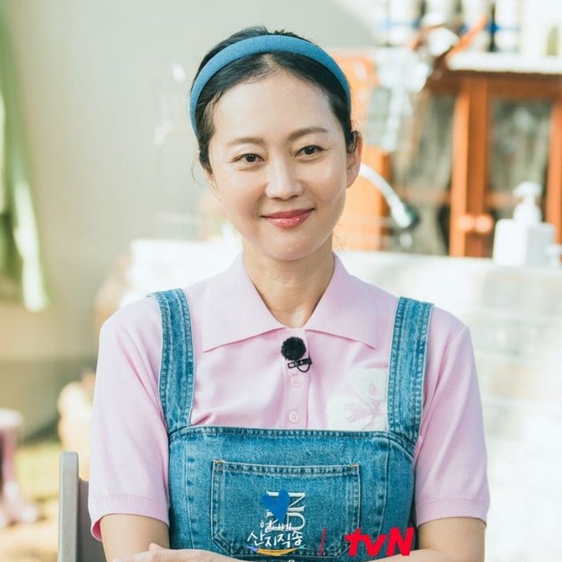 언니네 산지직송 염정아 옷 머리띠 퀼팅백 실버가방 오버롤 데님원피스 패션