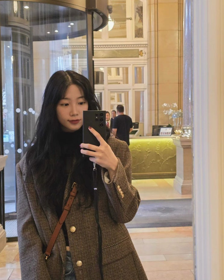  20대 가을 코디! 르세라핌 카즈하 인스타그램 사복 패션 던스트 체크 울 블레이저 자켓, 루이비통 소뮈르 BB 추천!
