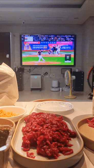  집에서 육회 육사시미 즐기면서 KBO 준플레이오프 시청