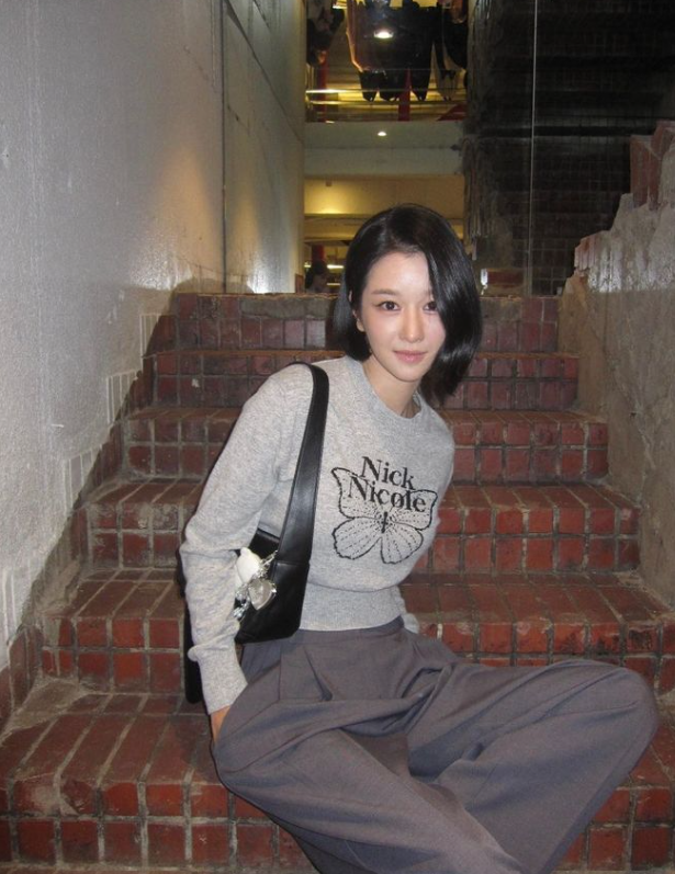 배우 <b>서예지</b>, <b>명동</b> 패션 브랜드 오픈 기념... 크롭 스웨트 니트... 