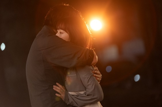 '지옥에서 온 판사' 박신혜-<b>김재영</b>, 긴장감 넘치는 <b>포옹</b> 장면 공개