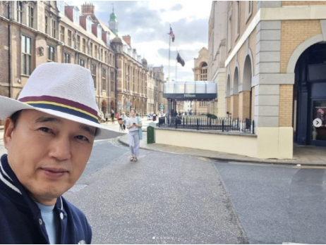 58세 <b>김광규</b> 英케임브리지 대학생 됐다 과잠 입고 여유 만끽... 