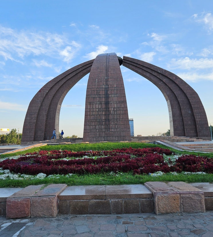 키르기스스탄 여행 (비슈케크 : 승리광장(Victory Square) :제2차 세계대전 중에 사망한 군인들을 기리고 나치 독일에 승리한 것을 기념하기 위해 세워진 공공 광장) 키르기스스탄 여행 (비슈케크 : 승리광장(Victory Square) :제2차 세계대전 중에 사망한 군인들을 기리고 나치 독일에 승리한 것을 기념하기 위해 세워진 공공 광장)