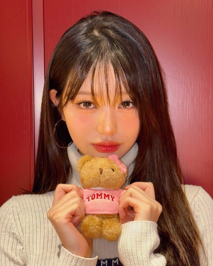  가을날 여성 미니멀룩에 딱 어울리는 청 치마로 타미힐피거의 데님 미니 스커트 코디 w. 장원영