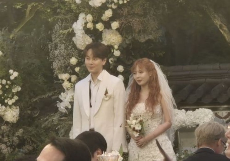 <연예가핫이슈> 현아 용준형, 연애 9개월만 결혼...매니저 축사에 눈물 흘려 <연예가핫이슈> 현아 용준형, 연애 9개월만 결혼...매니저 축사에 눈물 흘려