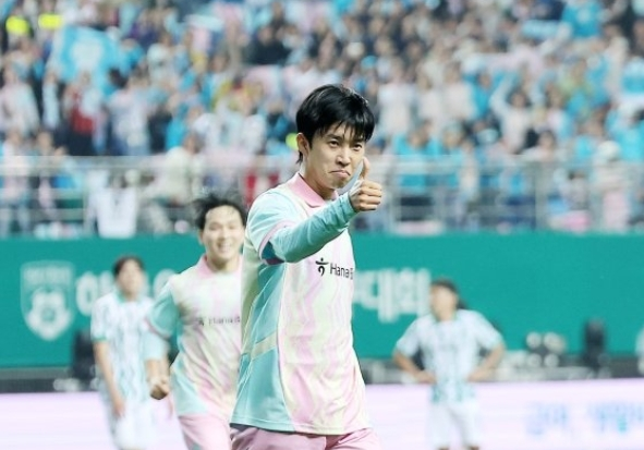 2024년 10월 12일 하나은행 자선 축구 대회: 팀 임영웅 vs 팀 기성용 4-3 역전 드라마에 35,000 관중 열광 (대전 월드컵경기장) 2024년 10월 12일 하나은행 자선 축구 대회: 팀 임영웅 vs 팀 기성용 4-3 역전 드라마에 35,000 관중 열광 (대전 월드컵경기장)