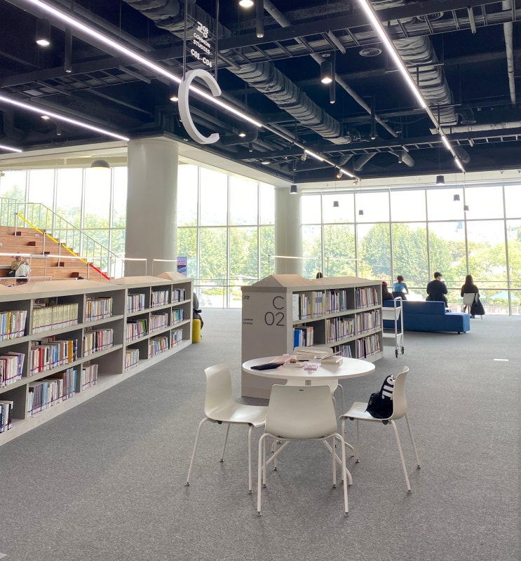  서울 도서관 추천, 용산 전쟁기념관 도서관 아카이브 라이브러리 : 통창 남산타워뷰 열람실