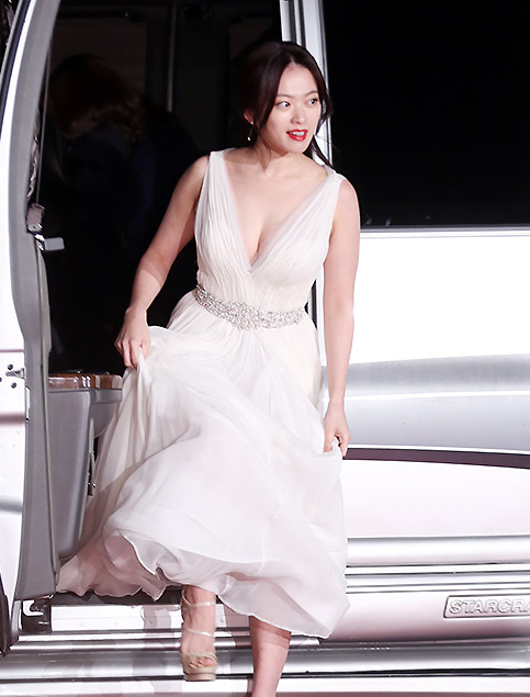 새로소주살구 광고 천우희 영화 파헤치기 안재홍 써니 곡성