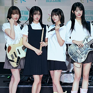 걸밴드 QWER, 데뷔 1년 만에 지상파 음악방송 첫 1위! 프로필 나이 뜻 쵸단 마젠타 히나 시연