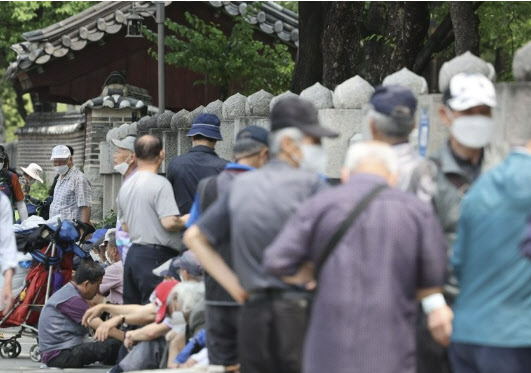 "10명 중 3명은 독거 노인"…식품업계 생존열쇠 '고령친화식' "10명 중 3명은 독거 노인"…식품업계 생존열쇠 '고령친화식'
