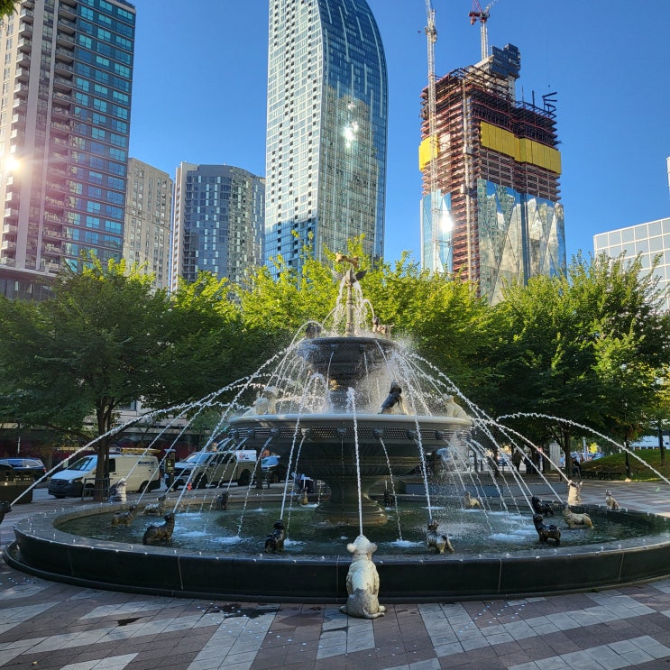  토론토 랜드마크 건물 구더햄 빌딩, 바로 옆 강아지 분수 버지 공원 (Berczy Park)