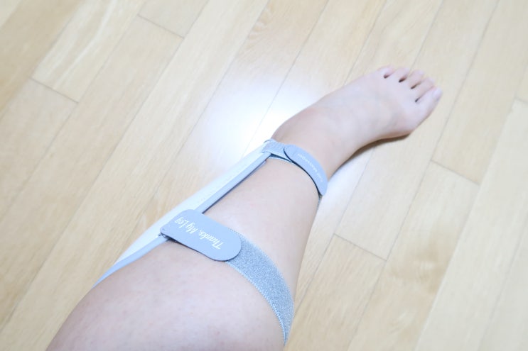  두꺼운 다리에 사용 중인 무선 종아리마사지기 땡스마이레그