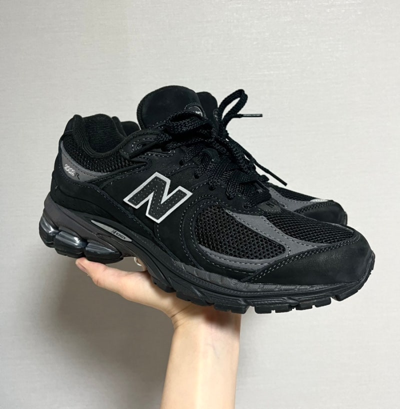 뉴발란스 2002R 블랙 230 사이즈 후기
