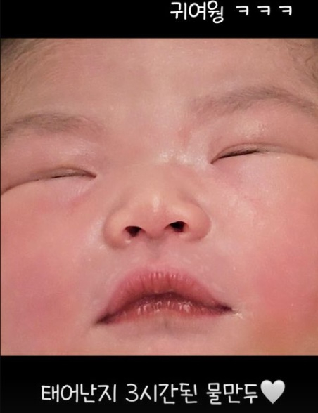 <b>박수홍</b>, 첫 딸 ‘전복이’ <b>출산</b> 소식 공개…“태어난 지 3시간... 