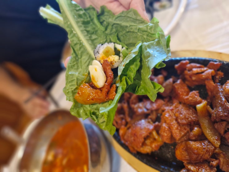  전주 맛집 오원집본점 연탄 불고기 김밥을 상추에 싸 먹는 노포집