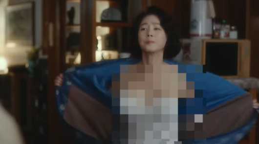 왜?”…‘속옷 노출신’ <b>모자이크</b> 처리에 분노한 배우 <b>김성령</b>