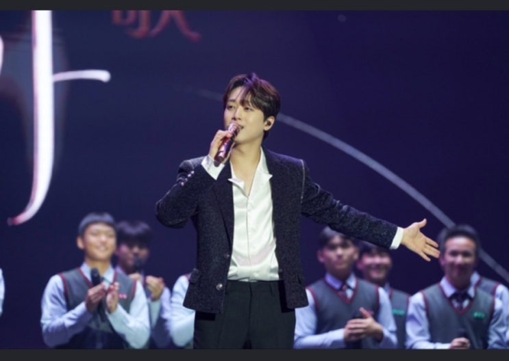 <b>이찬원</b>  고향 대구콘서트 열광 <b>모교 후배</b>들과  환상의하모니... 