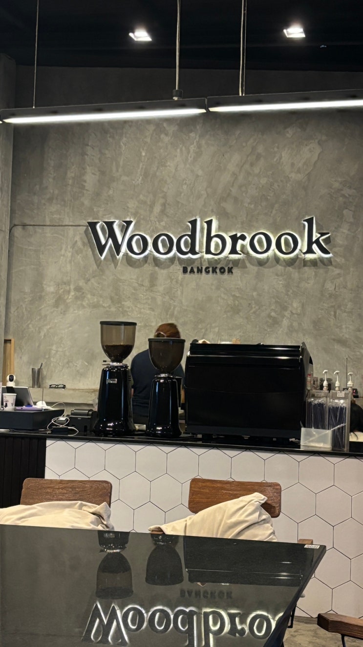 방콕 MZ 핫플카페 : 리버뷰 테라스가 있는, 송왓로드 우드브룩 Woodbrook