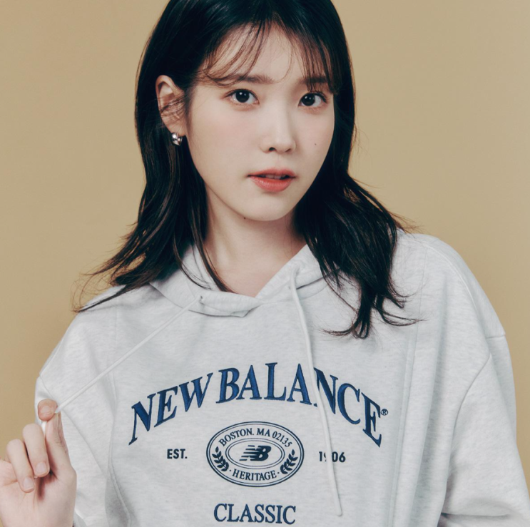  러블리한 주말 데이트 여친룩으로 뉴발란스 여자 오버핏 후드 티 코디 추천 w. 아이유