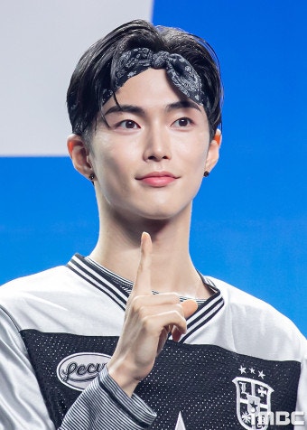 라이즈 승한 복귀 2일 만에 탈퇴! 모텔 셀카 사진에 팬들 근조화환 성명문 보내며 시위