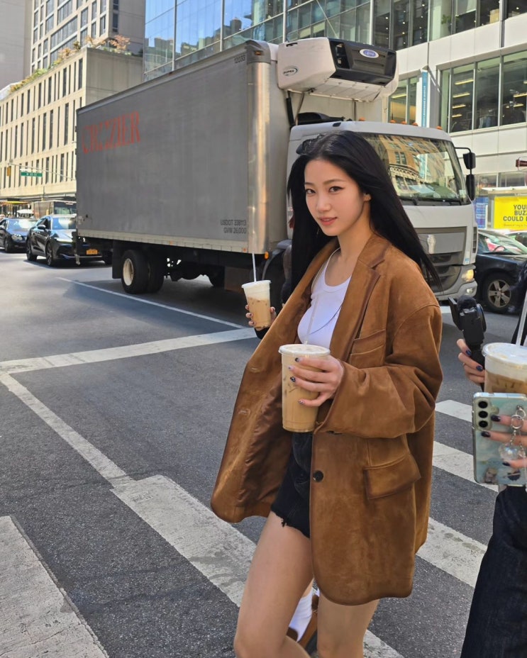  20대 가을 패션 르세라핌 카즈하 인스타그램 미국 여행 코디 마지셔우드 스웨이드 브러시드 재킷 추천!