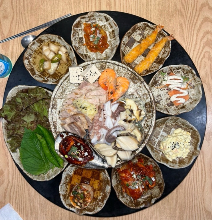  울산 삼산 달동 맛집 대왕문어해물보쌈 한상 가득 술집
