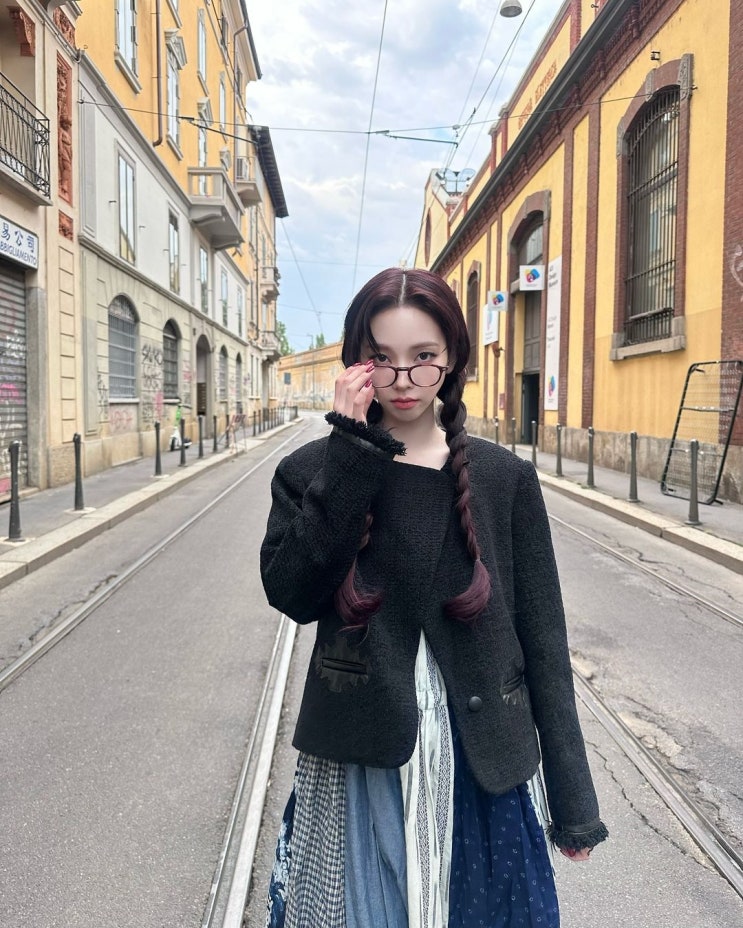  에스파 카리나 보호시크룩 밀라노 인스타그램 패션 코디 오픈와이와이 트위드자켓 & 캐피탈 패치워크 드레스 추천!
